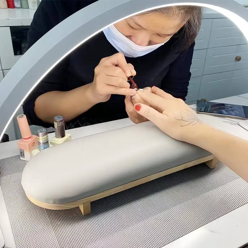 美甲师在半月灯下为顾客做美甲的沙龙实拍